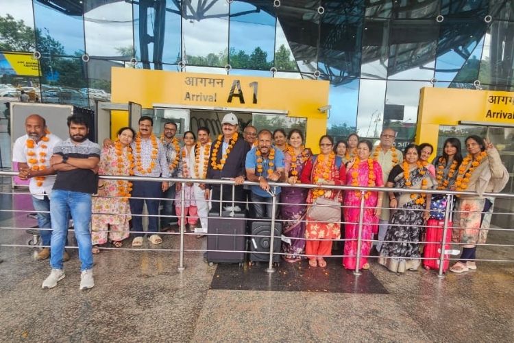 MP VACATION INDORE team member assisting travellers during a tour