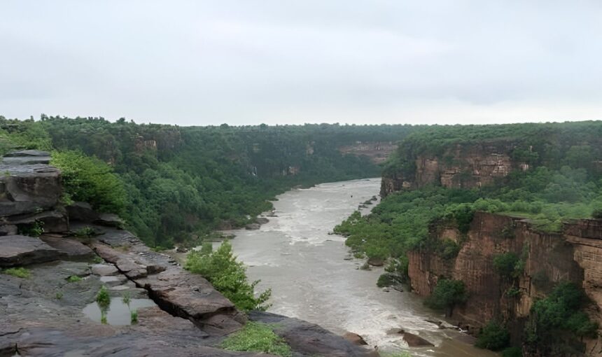 Rewa Travel Guide: Waterfalls, History & Culture of Baghelkhand